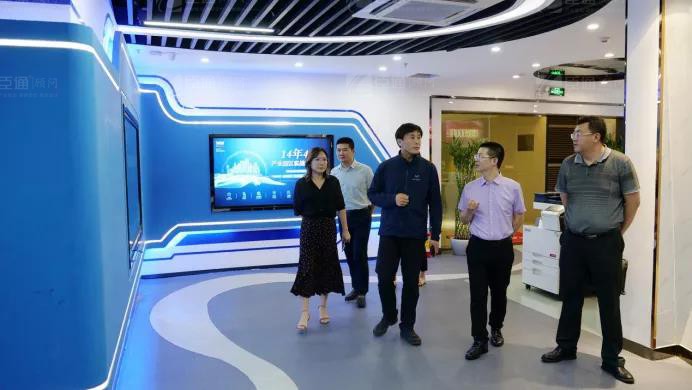 大慶市龍鳳區(qū)區(qū)長(zhǎng)李偉峰一行到訪臣通 大慶市龍鳳區(qū)區(qū)長(zhǎng)李偉峰一行到訪臣通